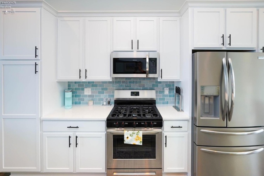 3rd floor eat-in kitchen, soft close drawers, stainless steel appliances.