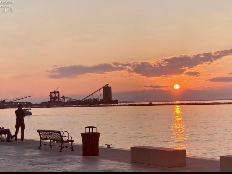 Sunset view from the Jackson Street pier.