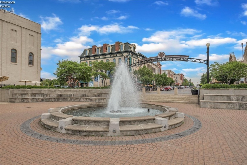 Shade Mylander plaza is within walking distance.