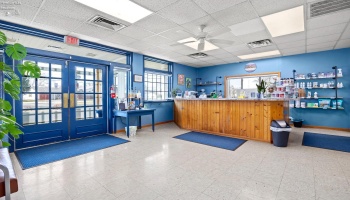 Front desk/waiting area/ entry
