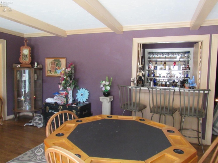 Entertainment room with wet bar