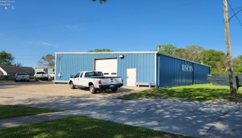 Newer metal building, the side door is 12 ft high. Newer metal building, the side door is 12 ft high.