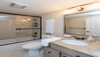 Guest suite bath with private entry