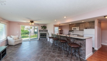Guest suite equipped with full living quarters - 2 bedrooms - 1 full bath