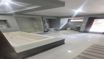 Owners\' bath with direct access outside for direct access to the pool Owners\' bath with direct access outside for direct access to the pool