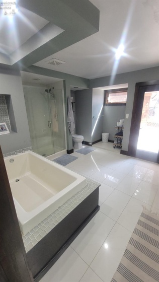 Owners\' bath with direct access outside for direct access to the pool