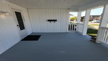 Nice size front porch. Nice size front porch.