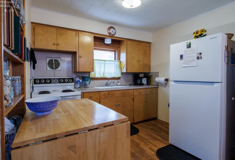 428 Cedar, Lakeside, 43440, 5 Bedrooms Bedrooms, ,2 BathroomsBathrooms,Residential,For Sale,Cedar,20251548