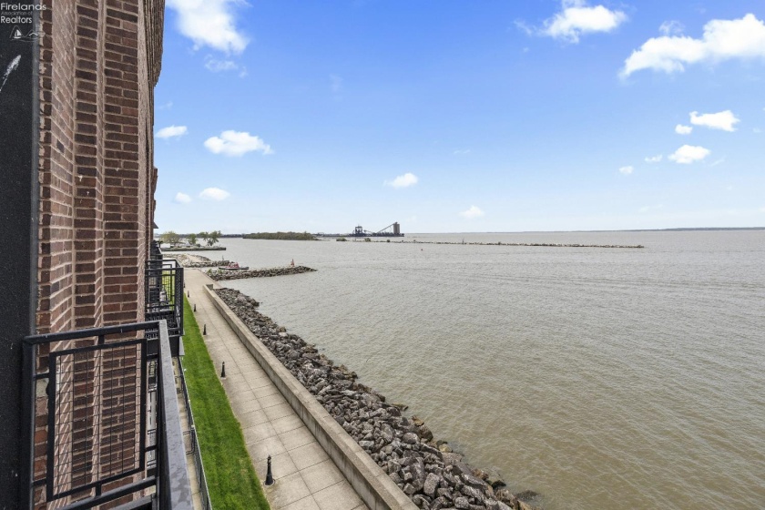 401 Shoreline Drive, Sandusky, 44870, 3 Bedrooms Bedrooms, ,3 BathroomsBathrooms,Residential,For Sale,Shoreline,20251666