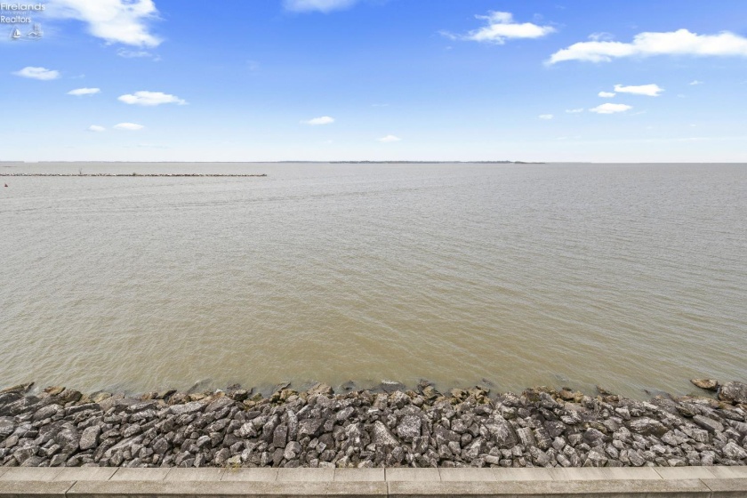 401 Shoreline Drive, Sandusky, 44870, 3 Bedrooms Bedrooms, ,3 BathroomsBathrooms,Residential,For Sale,Shoreline,20251666