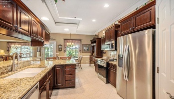 Kitchen and eat in kithcen area