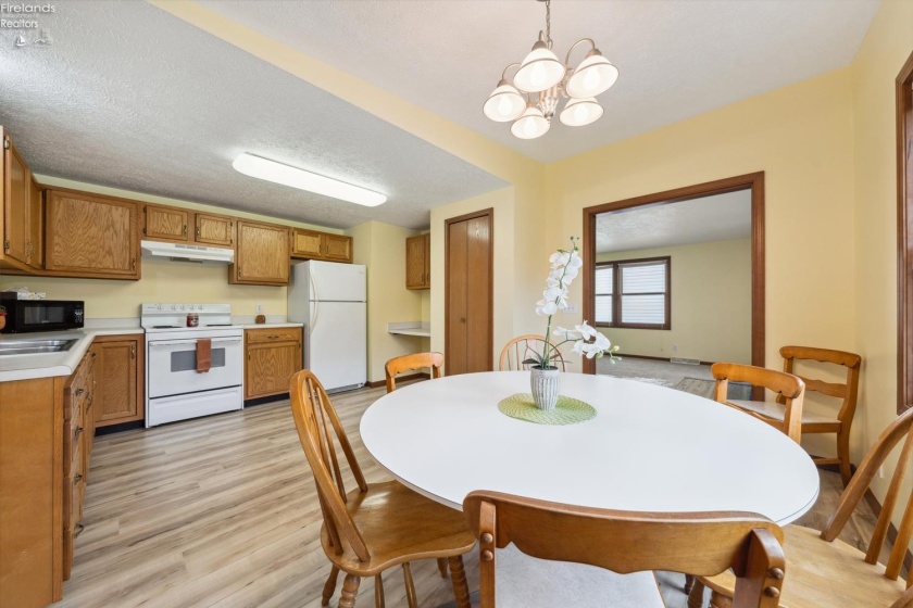 1214 2nd Street, Port Clinton, 43452, 2 Bedrooms Bedrooms, ,1 BathroomBathrooms,Residential,For Sale,2nd,20251900
