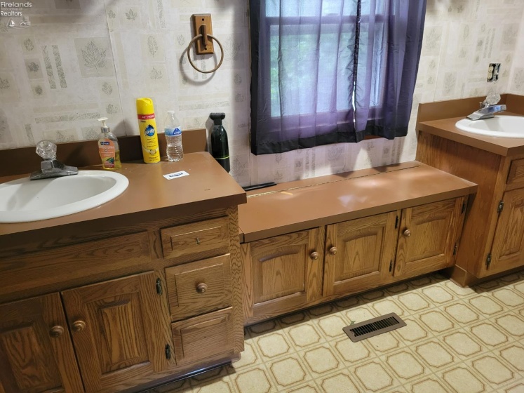 301 Schiller Avenue, Sandusky, 44870, 7 Bedrooms Bedrooms, ,5 BathroomsBathrooms,Residential,For Sale,Schiller,20251747