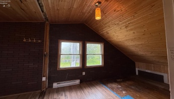 Additional room/4th bedroom upstairs