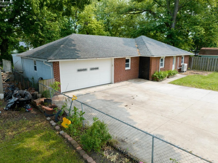 HUGE DETACHED GARAGE/WORKSHOP
