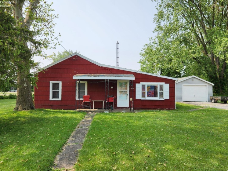 4 bedoom, 1 full bath home located on a 80x135 double wide lot.