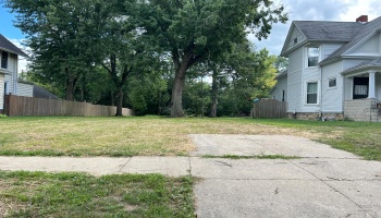 1015 Hayes Ave.  Great lot to build your new home!