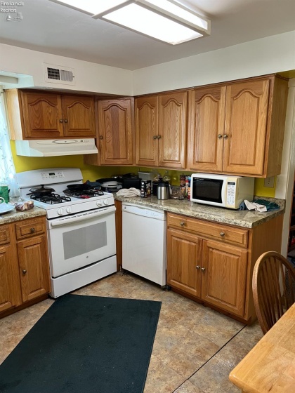 222 Bertha Avenue, Clyde, 43410, 3 Bedrooms Bedrooms, ,2 BathroomsBathrooms,Residential,For Sale,Bertha,20252693 222 Bertha Avenue, Clyde, 43410, 3 Bedrooms Bedrooms, ,2 BathroomsBathrooms,Residential,For Sale,Bertha,20252693