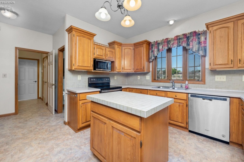 4591 Memorial Shoreway Drive, Marblehead, 43440, 4 Bedrooms Bedrooms, ,3 BathroomsBathrooms,Residential For Lease,For Lease,Memorial Shoreway,20254196