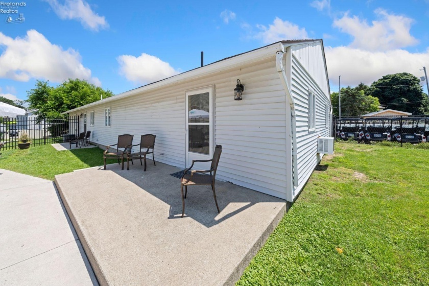 389 Loraine Avenue, Put-In-Bay, 43449, ,Commercial,For Sale,Loraine,20254246