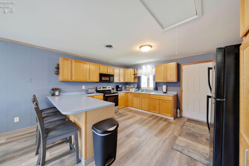 389 Loraine Avenue, Put-In-Bay, 43456, ,Multiple Units,For Sale,Loraine,20254245