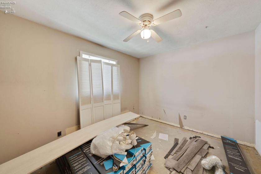 389 Loraine Avenue, Put-In-Bay, 43456, ,Multiple Units,For Sale,Loraine,20254245
