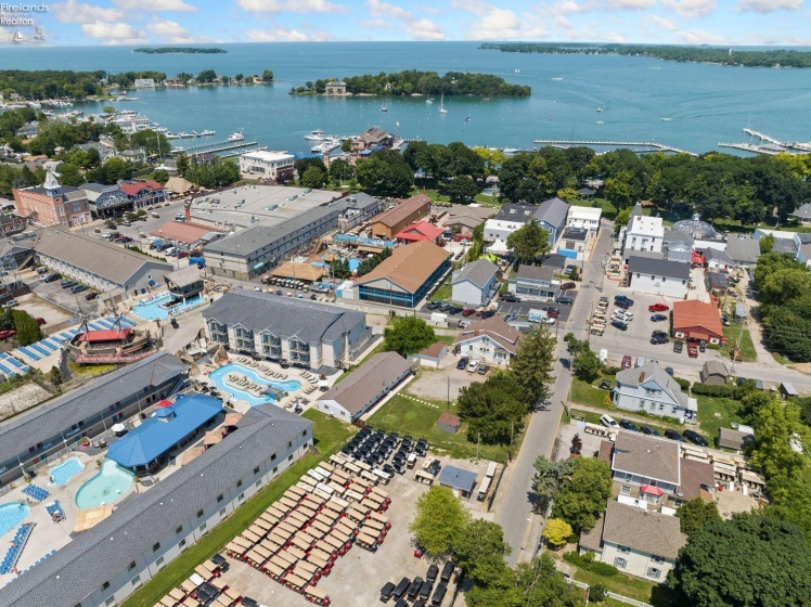 389 Loraine Avenue, Put-In-Bay, 43456, ,Multiple Units,For Sale,Loraine,20254245