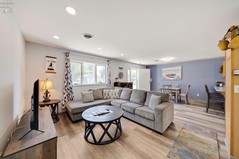 389 Loraine Avenue, Put-In-Bay, 43456, ,Multiple Units,For Sale,Loraine,20254245