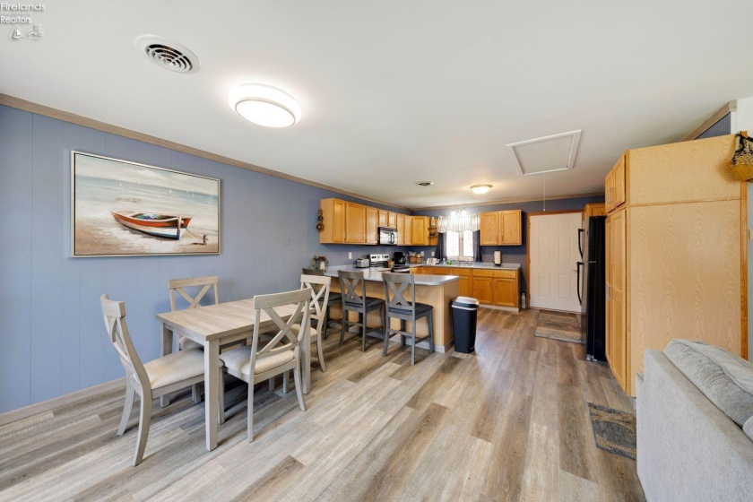 389 Loraine Avenue, Put-In-Bay, 43456, ,Multiple Units,For Sale,Loraine,20254245