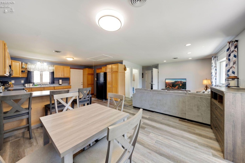 389 Loraine Avenue, Put-In-Bay, 43456, ,Multiple Units,For Sale,Loraine,20254245