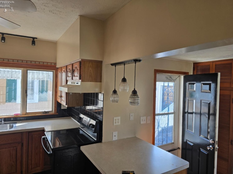 611 Lockwood Avenue, Sandusky, 44870, 2 Bedrooms Bedrooms, ,2 BathroomsBathrooms,Residential,For Sale,Lockwood,20253948