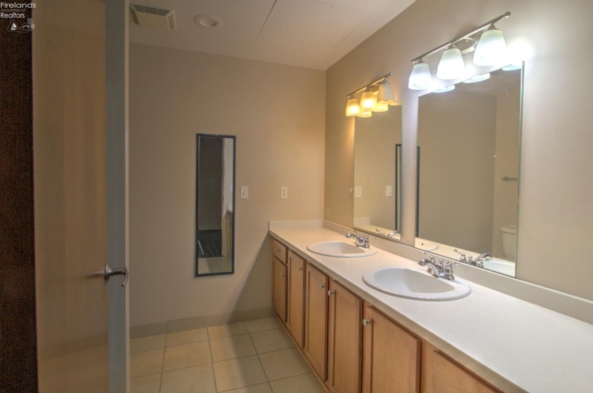 401 Shoreline Drive, Sandusky, 44870, 2 Bedrooms Bedrooms, ,2 BathroomsBathrooms,Residential For Lease,For Lease,Shoreline,20254525