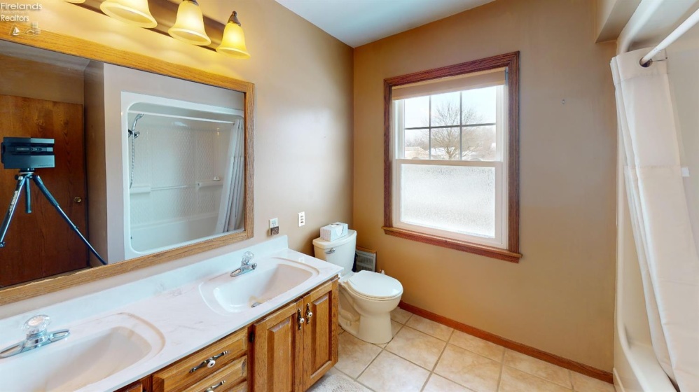 10 Meadowbrook Lane, Fremont, 43420, 4 Bedrooms Bedrooms, ,3 BathroomsBathrooms,Residential,For Sale,Meadowbrook,20252910