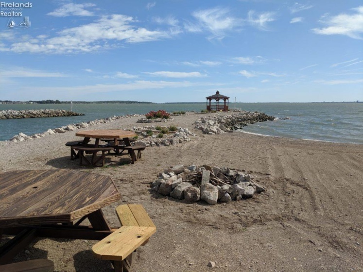 2735 Harbor Bay Drive, Marblehead, 43440, 3 Bedrooms Bedrooms, ,2 BathroomsBathrooms,Residential,For Sale,Harbor Bay,20254086