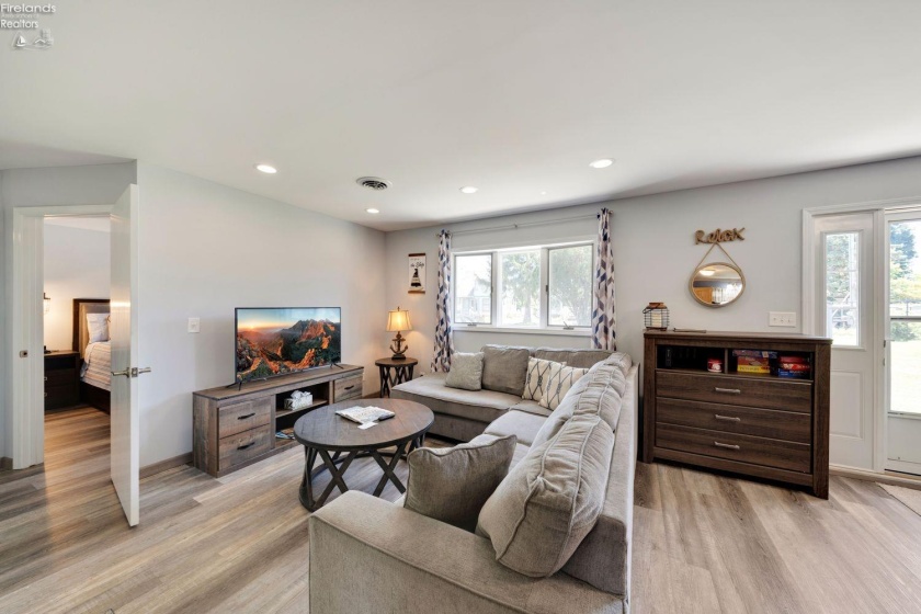 389 Loraine Avenue, Put-In-Bay, 43456, 2 Bedrooms Bedrooms, ,2 BathroomsBathrooms,Residential,For Sale,Loraine,20254243