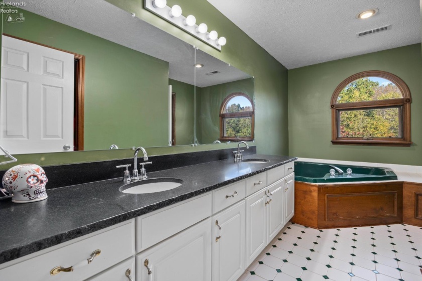 1095 Arrowhead, Vermilion, 44089, 5 Bedrooms Bedrooms, ,5 BathroomsBathrooms,Residential,For Sale,Arrowhead,20254145