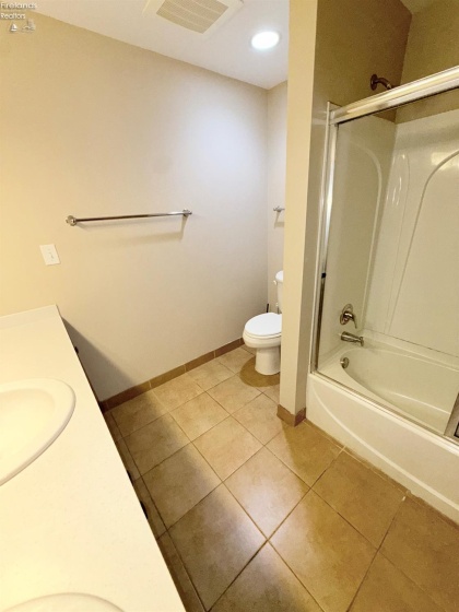 401 Shoreline Drive, Sandusky, 44870, 2 Bedrooms Bedrooms, ,2 BathroomsBathrooms,Residential,For Sale,Shoreline,20254167