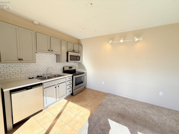 401 Shoreline Drive, Sandusky, 44870, 2 Bedrooms Bedrooms, ,2 BathroomsBathrooms,Residential,For Sale,Shoreline,20254167