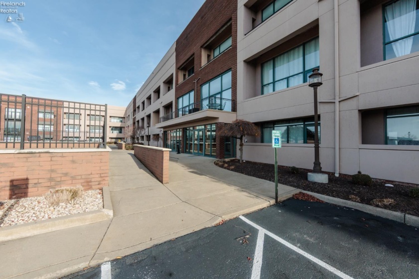 401 Shoreline Drive, Sandusky, 44870, 1 Bedroom Bedrooms, ,1 BathroomBathrooms,Residential,For Sale,Shoreline,20254631