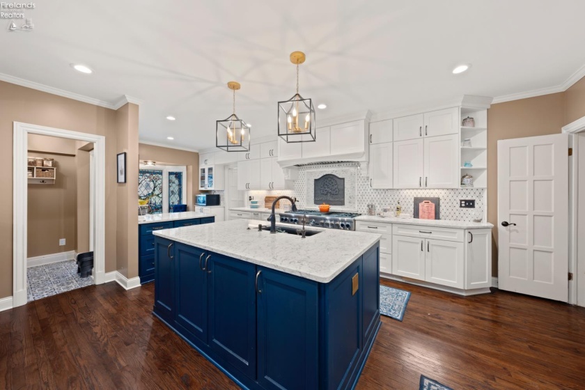 13904 Edgewater, Lakewood, 44107, 6 Bedrooms Bedrooms, ,9 BathroomsBathrooms,Residential,For Sale,Edgewater,20254710