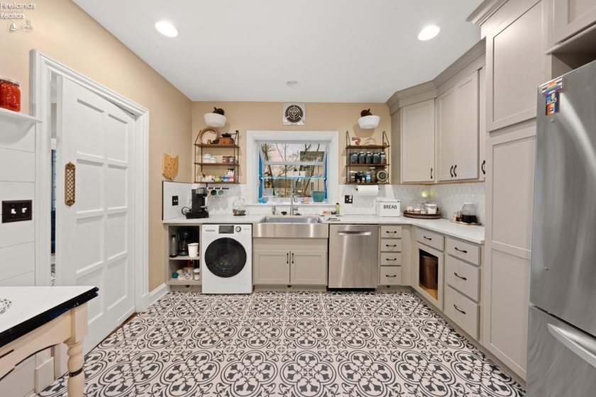 13904 Edgewater, Lakewood, 44107, 6 Bedrooms Bedrooms, ,9 BathroomsBathrooms,Residential,For Sale,Edgewater,20254710