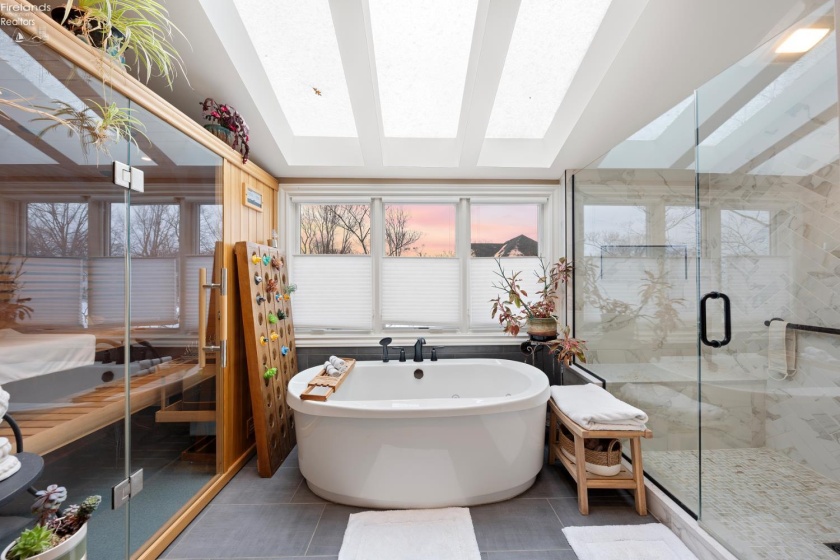 13904 Edgewater, Lakewood, 44107, 6 Bedrooms Bedrooms, ,9 BathroomsBathrooms,Residential,For Sale,Edgewater,20254710