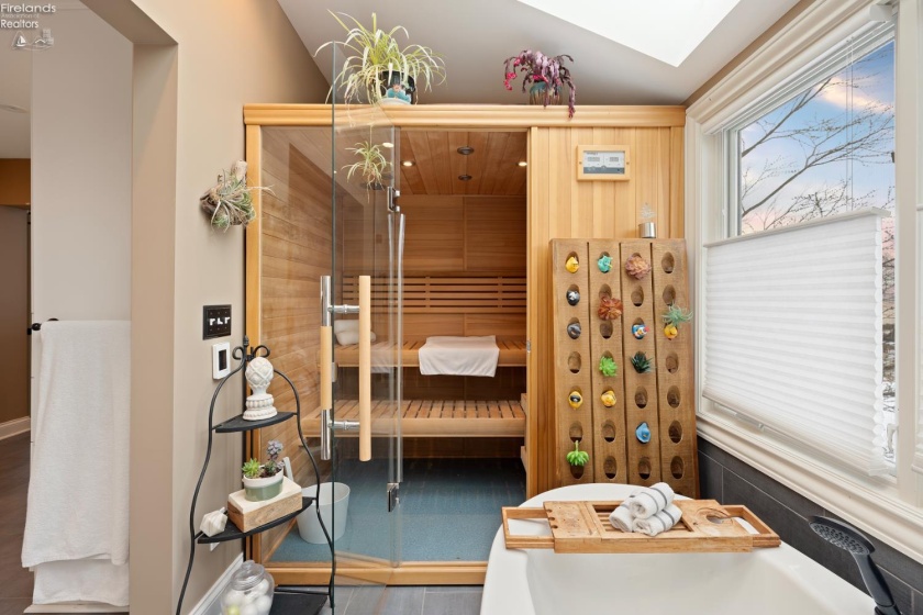 13904 Edgewater, Lakewood, 44107, 6 Bedrooms Bedrooms, ,9 BathroomsBathrooms,Residential,For Sale,Edgewater,20254710