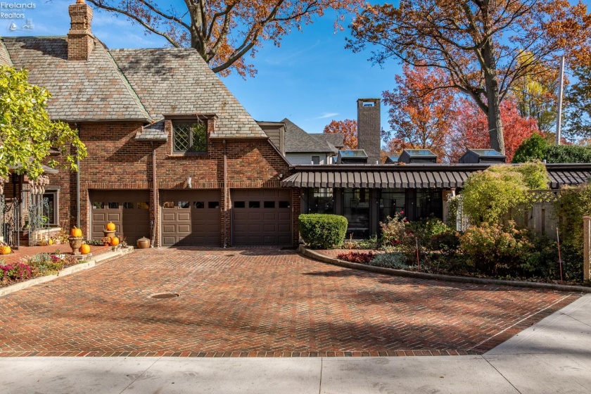 13904 Edgewater, Lakewood, 44107, 6 Bedrooms Bedrooms, ,9 BathroomsBathrooms,Residential,For Sale,Edgewater,20254710