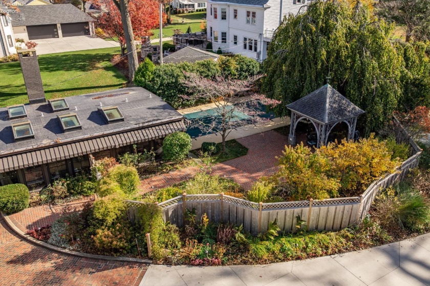 13904 Edgewater, Lakewood, 44107, 6 Bedrooms Bedrooms, ,9 BathroomsBathrooms,Residential,For Sale,Edgewater,20254710