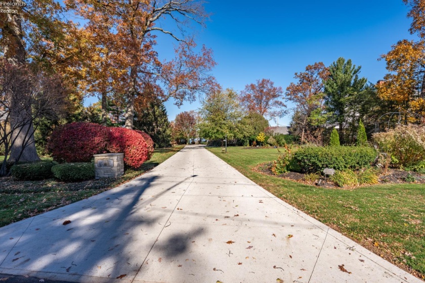 13904 Edgewater, Lakewood, 44107, 6 Bedrooms Bedrooms, ,9 BathroomsBathrooms,Residential,For Sale,Edgewater,20254710