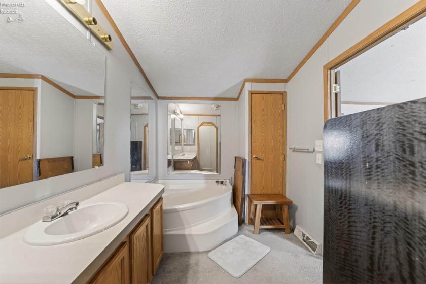 932 Skye Drive, Findlay, 45840, 2 Bedrooms Bedrooms, ,2 BathroomsBathrooms,Residential,For Sale,Skye Drive,20254771