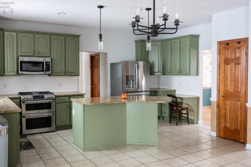 1404 Muirfield Drive, Bowling Green, 43402, 4 Bedrooms Bedrooms, ,4 BathroomsBathrooms,Residential,For Sale,Muirfield,20260031