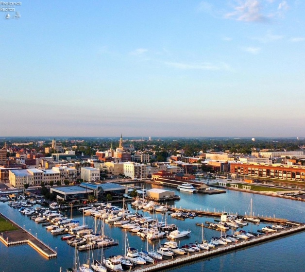 401 Shoreline Drive, Sandusky, 44870, 2 Bedrooms Bedrooms, ,2 BathroomsBathrooms,Residential,For Sale,Shoreline,20260038