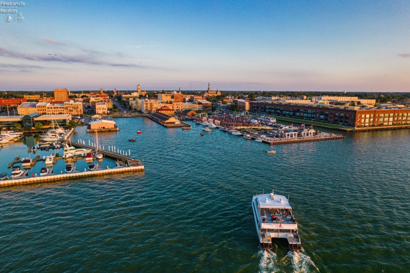 401 Shoreline Drive, Sandusky, 44870, 2 Bedrooms Bedrooms, ,2 BathroomsBathrooms,Residential,For Sale,Shoreline,20260038